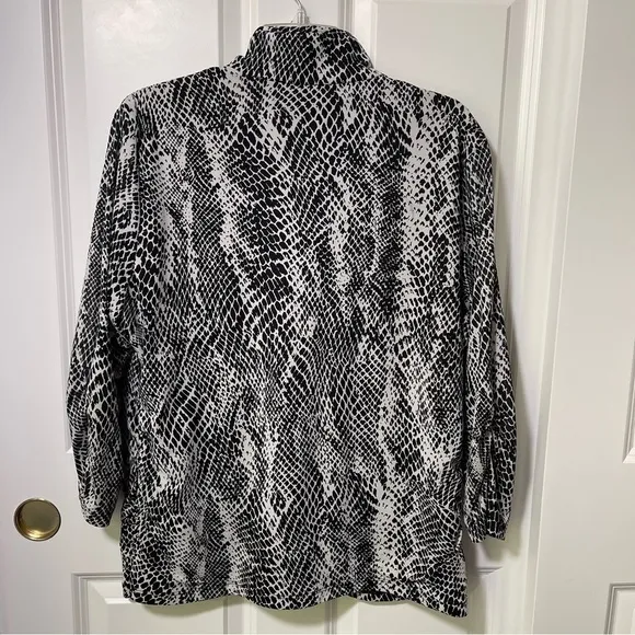 Chico’s Lightweight Zip Jacket Snake Print Black and White 3/4 Sleeve Ruching