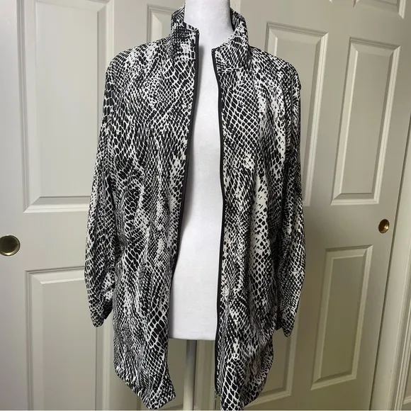 Chico’s Lightweight Zip Jacket Snake Print Black and White 3/4 Sleeve Ruching