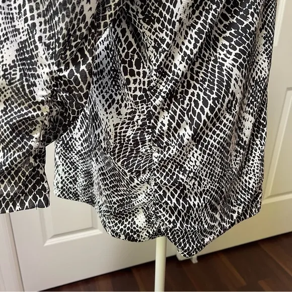 Chico’s Lightweight Zip Jacket Snake Print Black and White 3/4 Sleeve Ruching