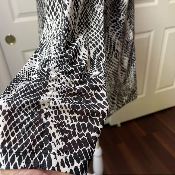 Chico’s Lightweight Zip Jacket Snake Print Black and White 3/4 Sleeve Ruching