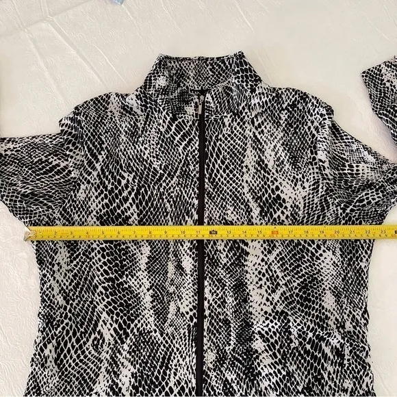 Chico’s Lightweight Zip Jacket Snake Print Black and White 3/4 Sleeve Ruching