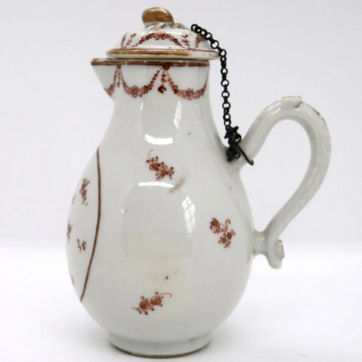 Chinese Export Iron Red and Gilt Porcelain Sparrow Beak Jug with Chained Lid