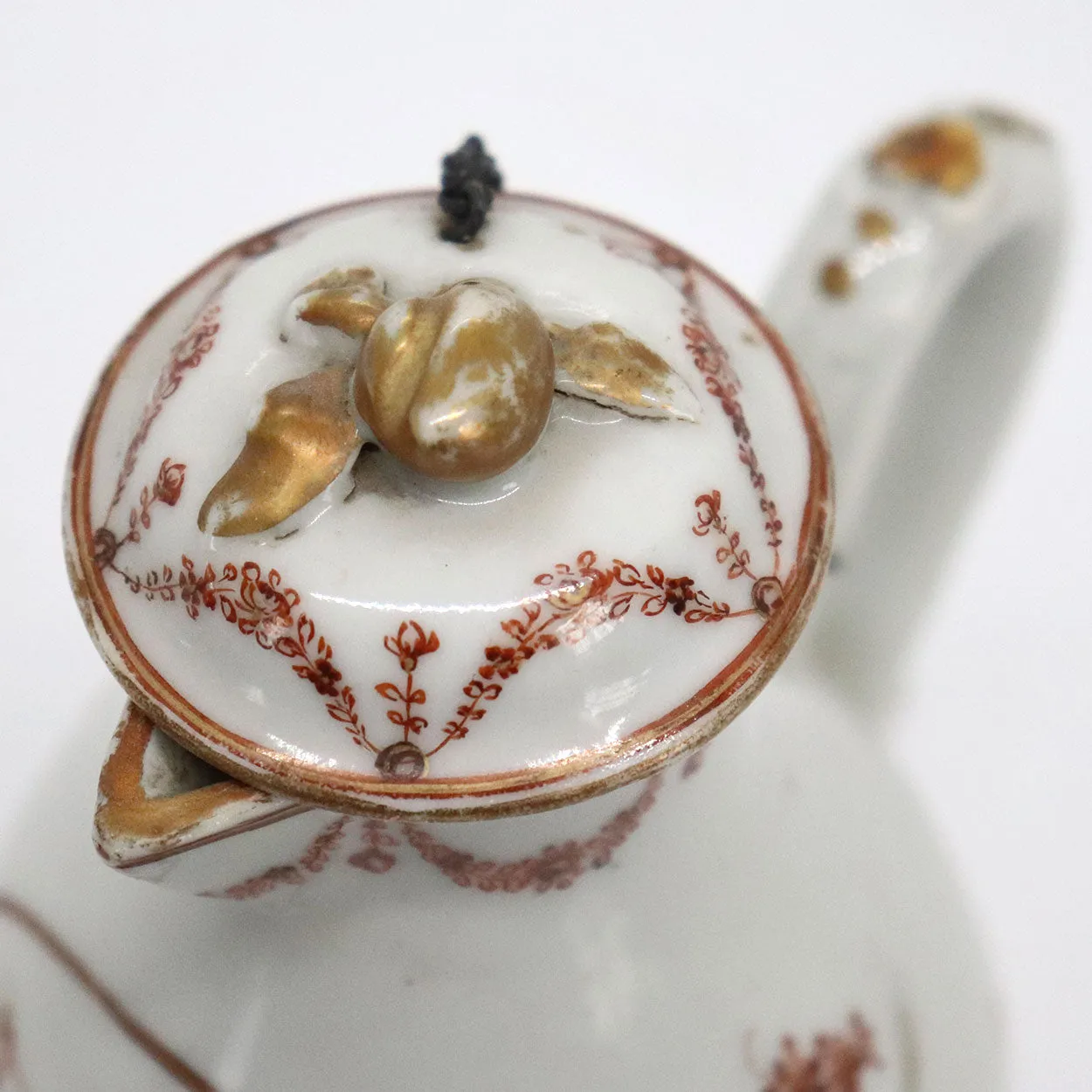 Chinese Export Iron Red and Gilt Porcelain Sparrow Beak Jug with Chained Lid