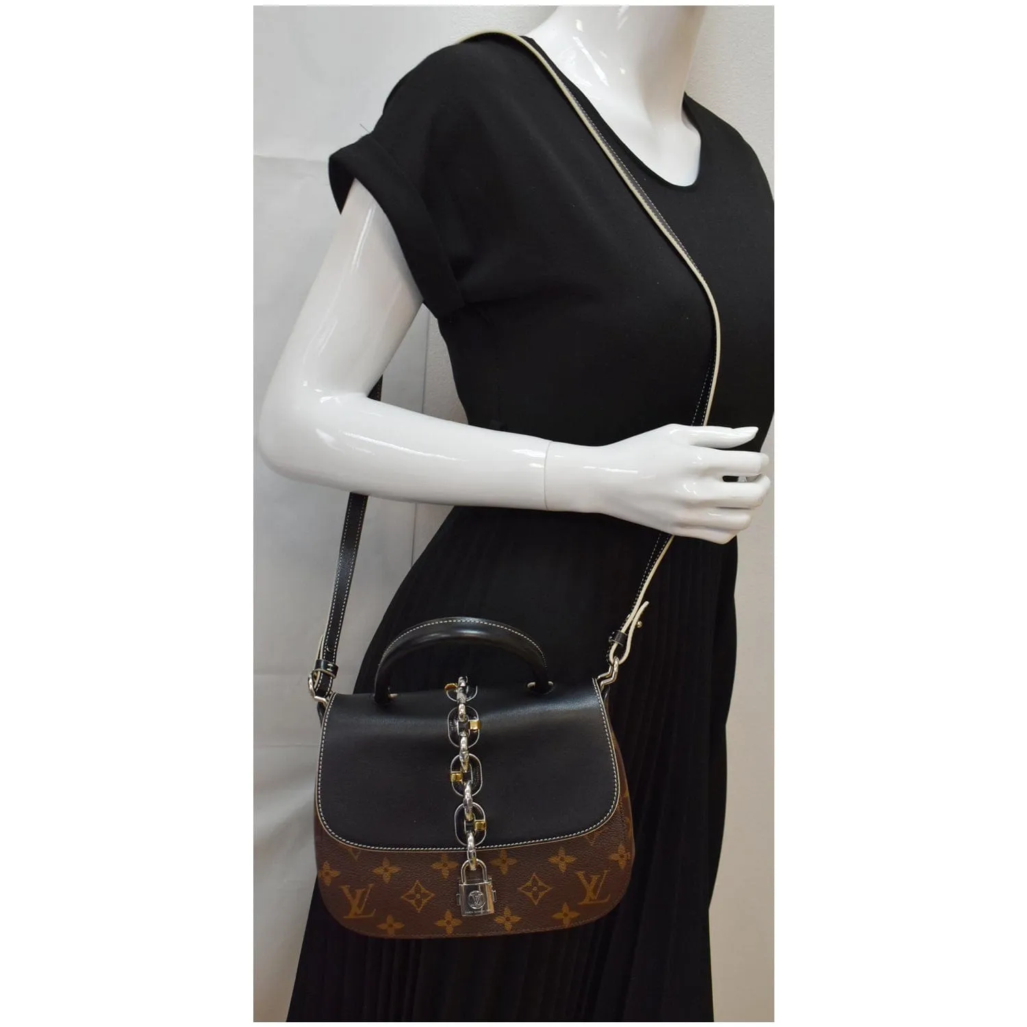 LOUIS VUITTON Chain It Monogram Canvas Shoulder Bag Black