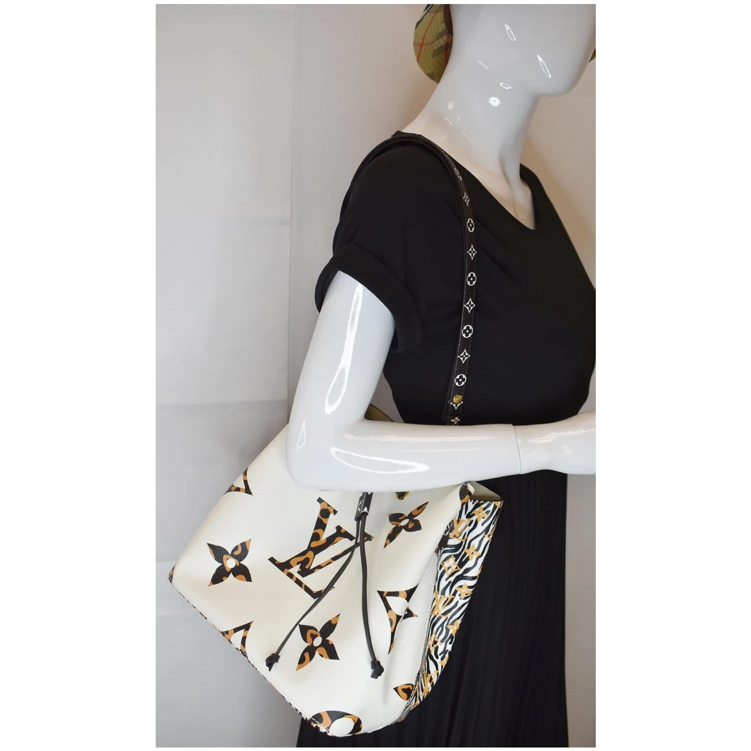 LOUIS VUITTON NeoNoe MM Monogram Jungle Canvas Shoulder Bag Ivory