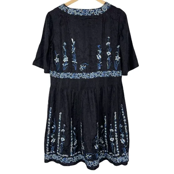 Nanette Lepore Bond Street Embroidered Dress Size 6 in Marshmallow &amp; Navy Blue