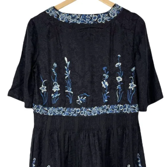 Nanette Lepore Bond Street Embroidered Dress Size 6 in Marshmallow &amp; Navy Blue