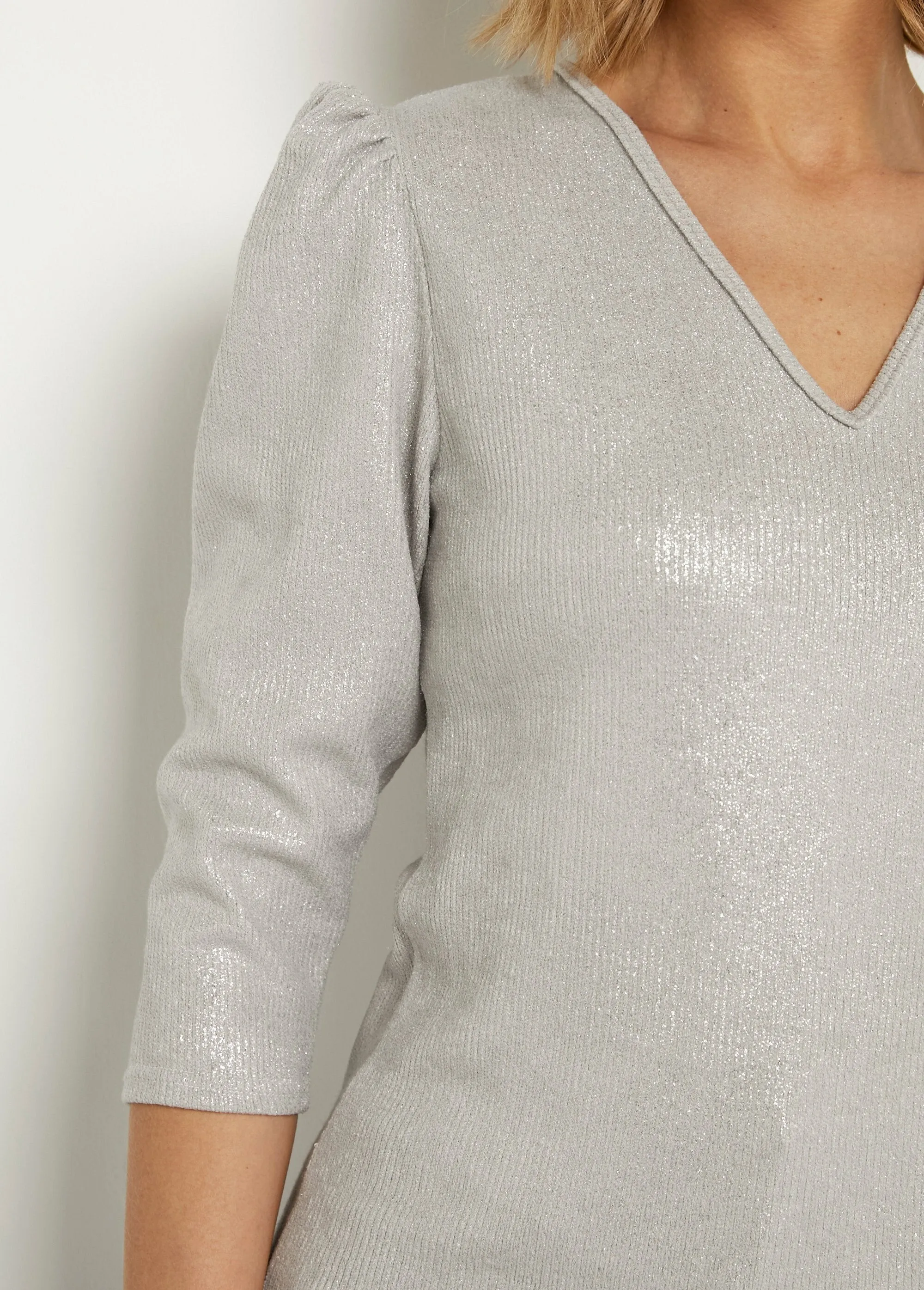 Shiny V-neck T-shirt with pleated shoulders