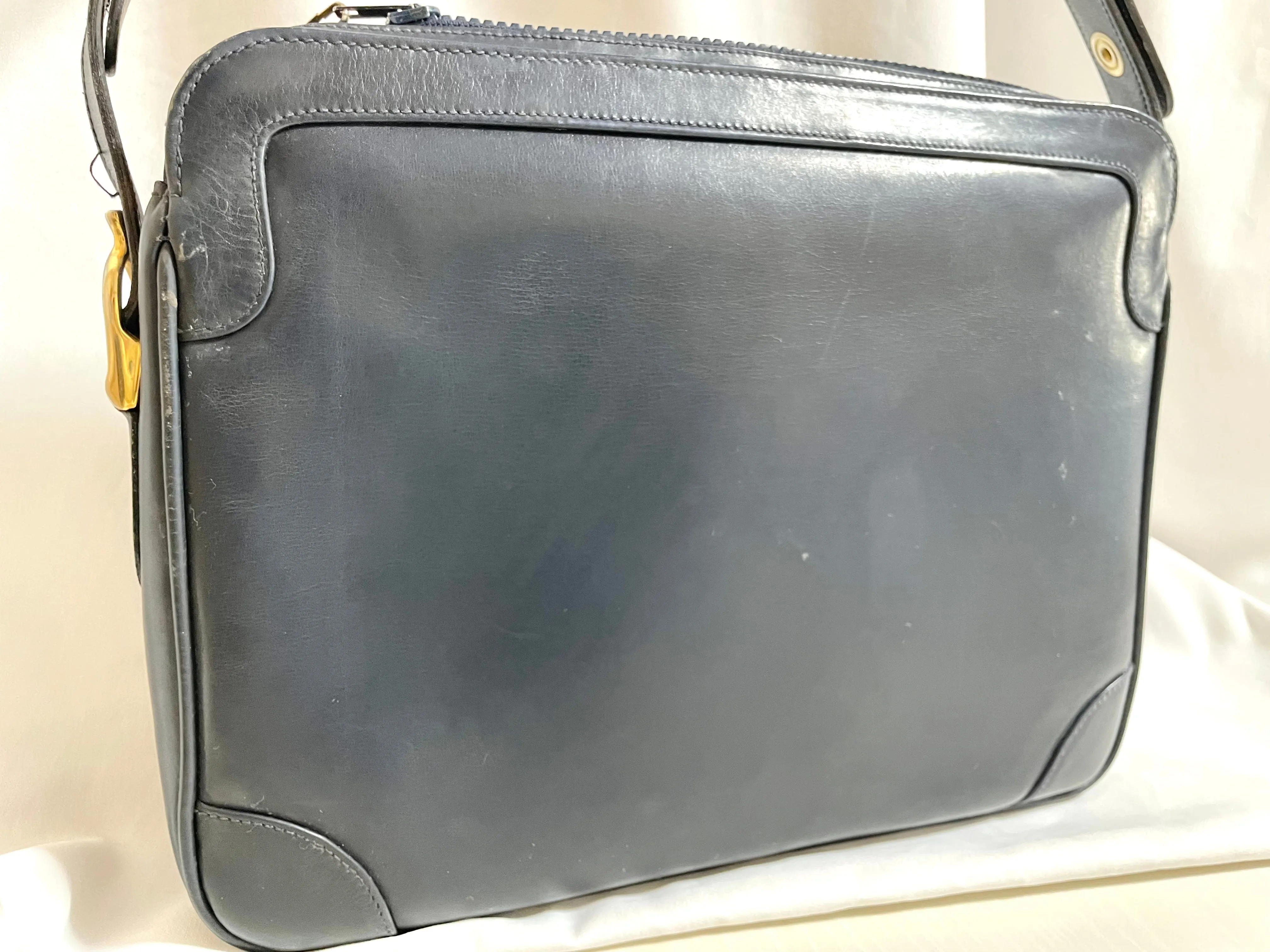 Vintage Celine navy genuine leather shoulder bag with golden logo. Perfect elegance for your daily use. 0410245