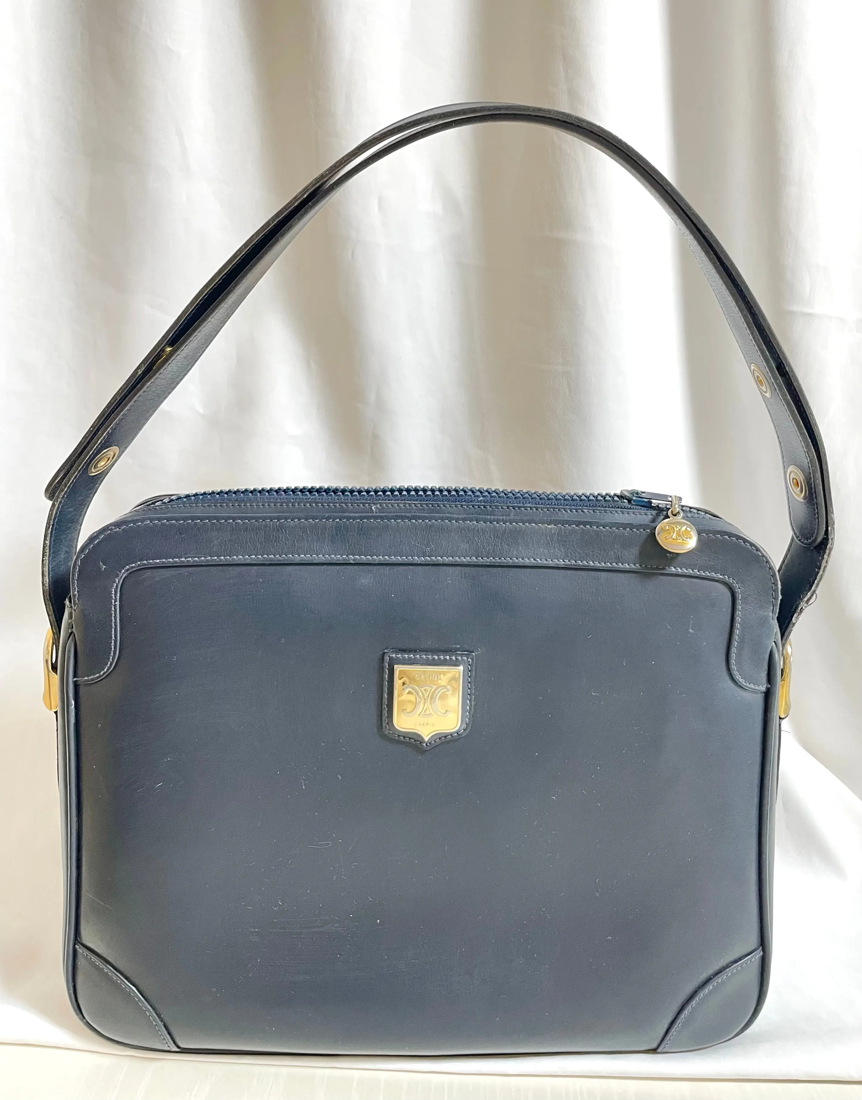 Vintage Celine navy genuine leather shoulder bag with golden logo. Perfect elegance for your daily use. 0410245