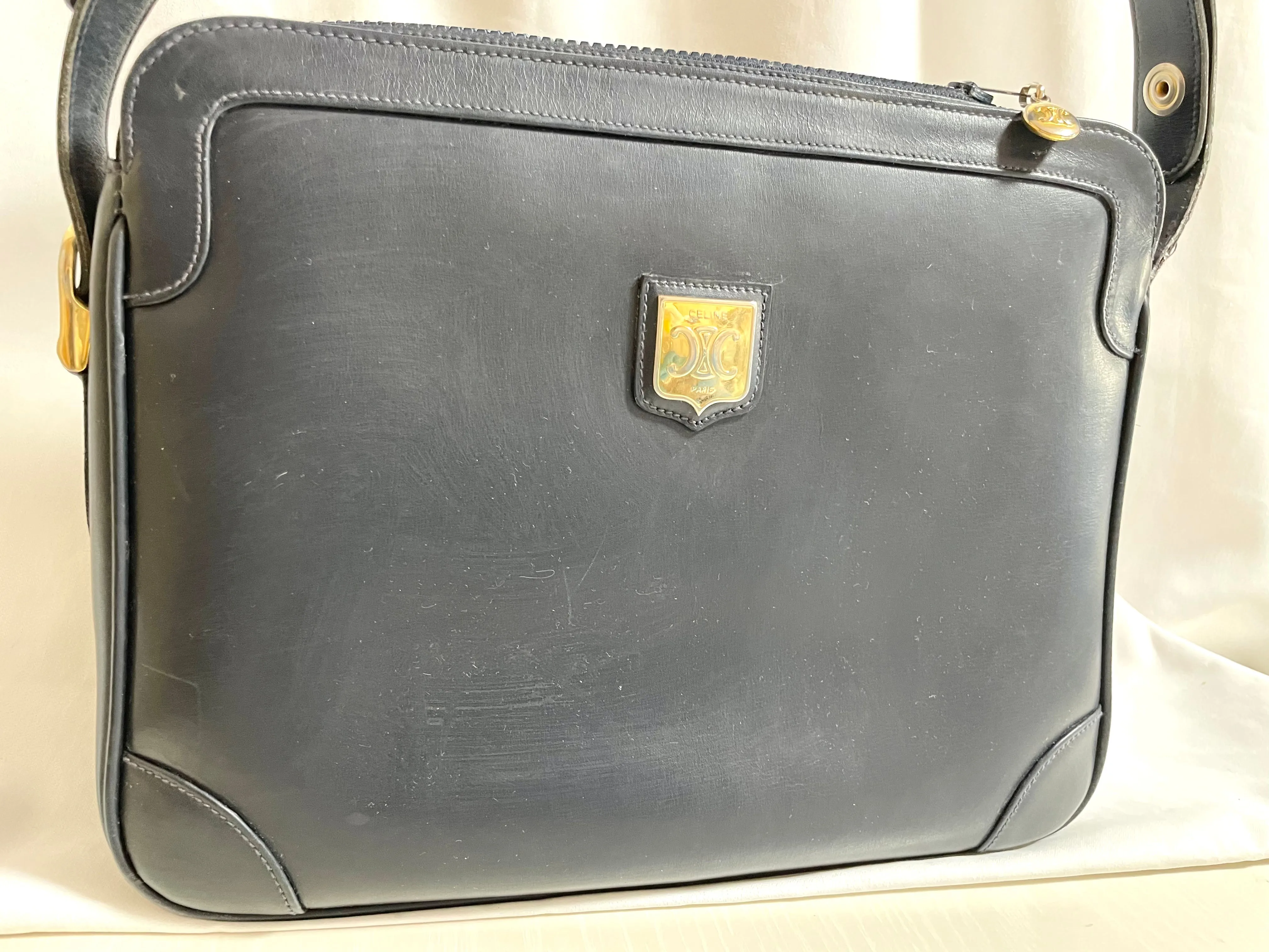 Vintage Celine navy genuine leather shoulder bag with golden logo. Perfect elegance for your daily use. 0410245