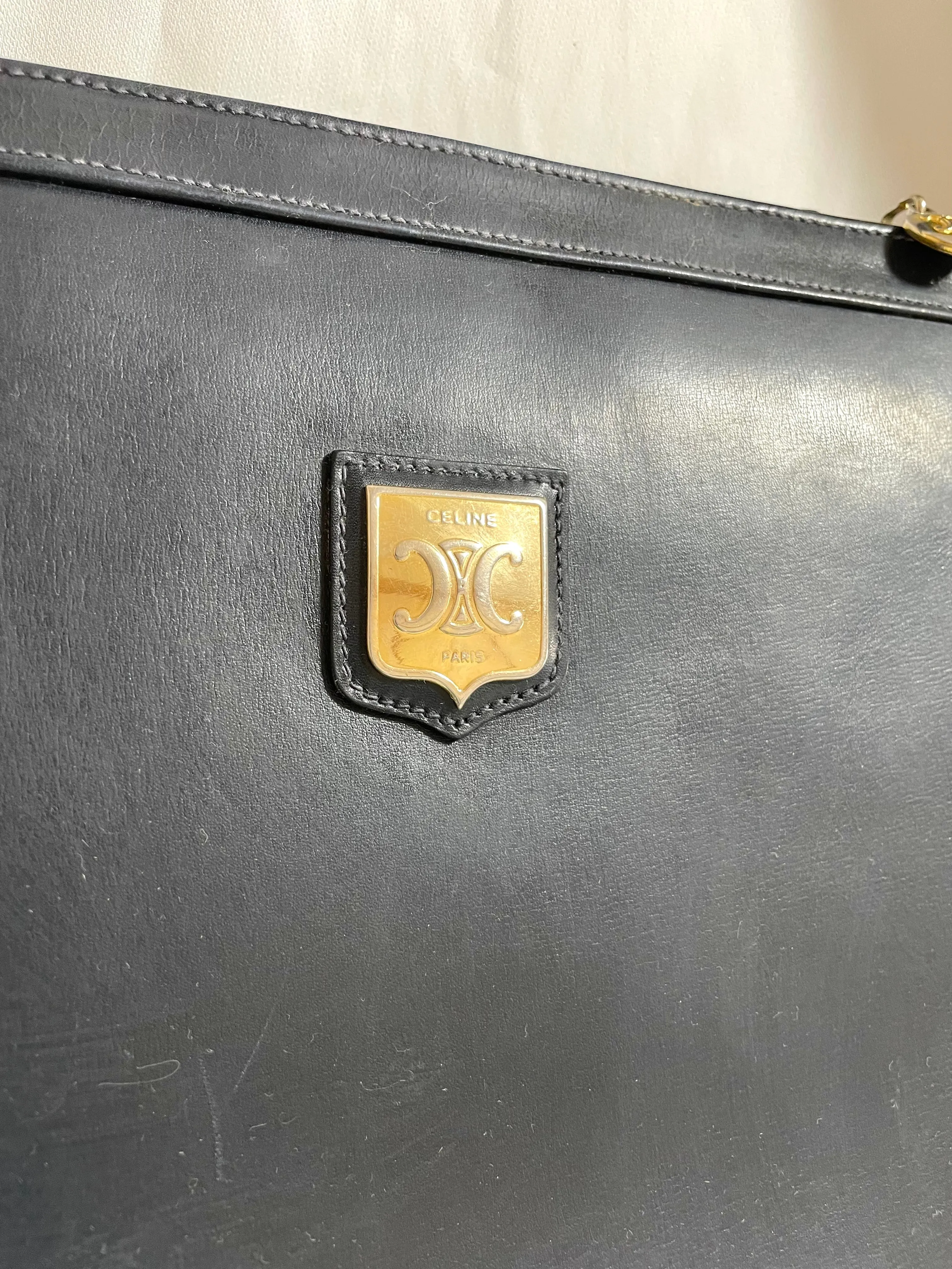 Vintage Celine navy genuine leather shoulder bag with golden logo. Perfect elegance for your daily use. 0410245