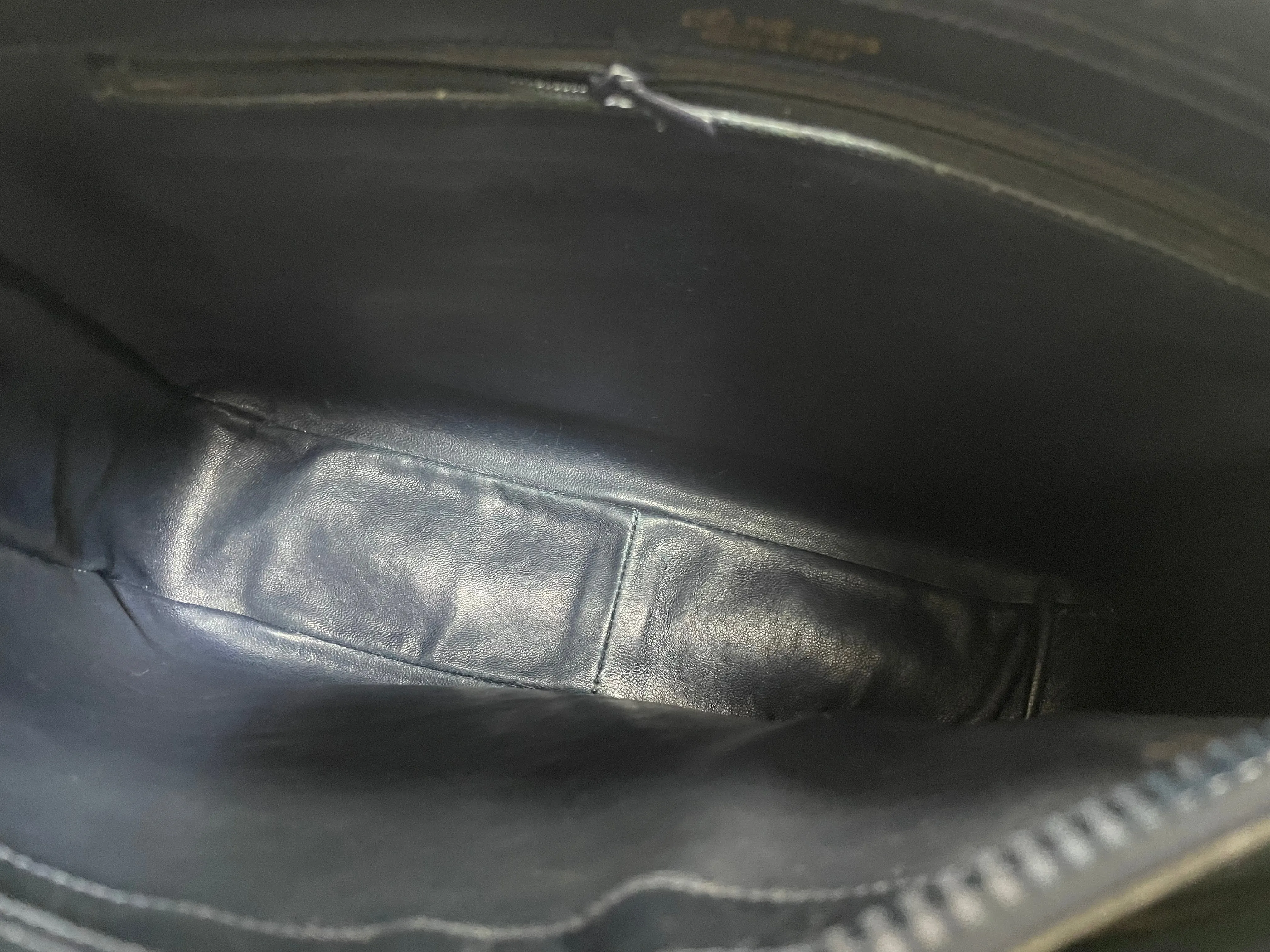 Vintage Celine navy genuine leather shoulder bag with golden logo. Perfect elegance for your daily use. 0410245