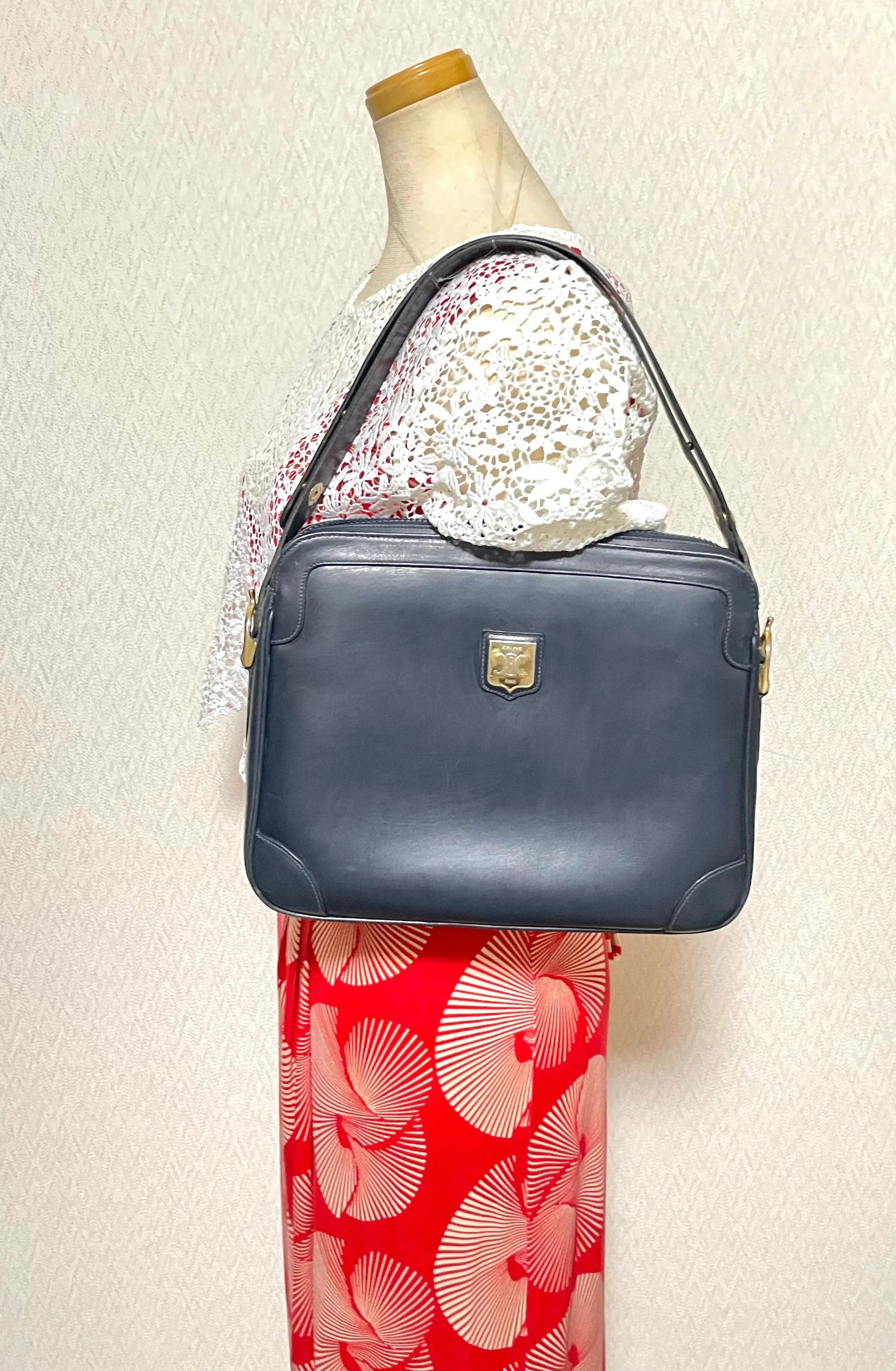 Vintage Celine navy genuine leather shoulder bag with golden logo. Perfect elegance for your daily use. 0410245