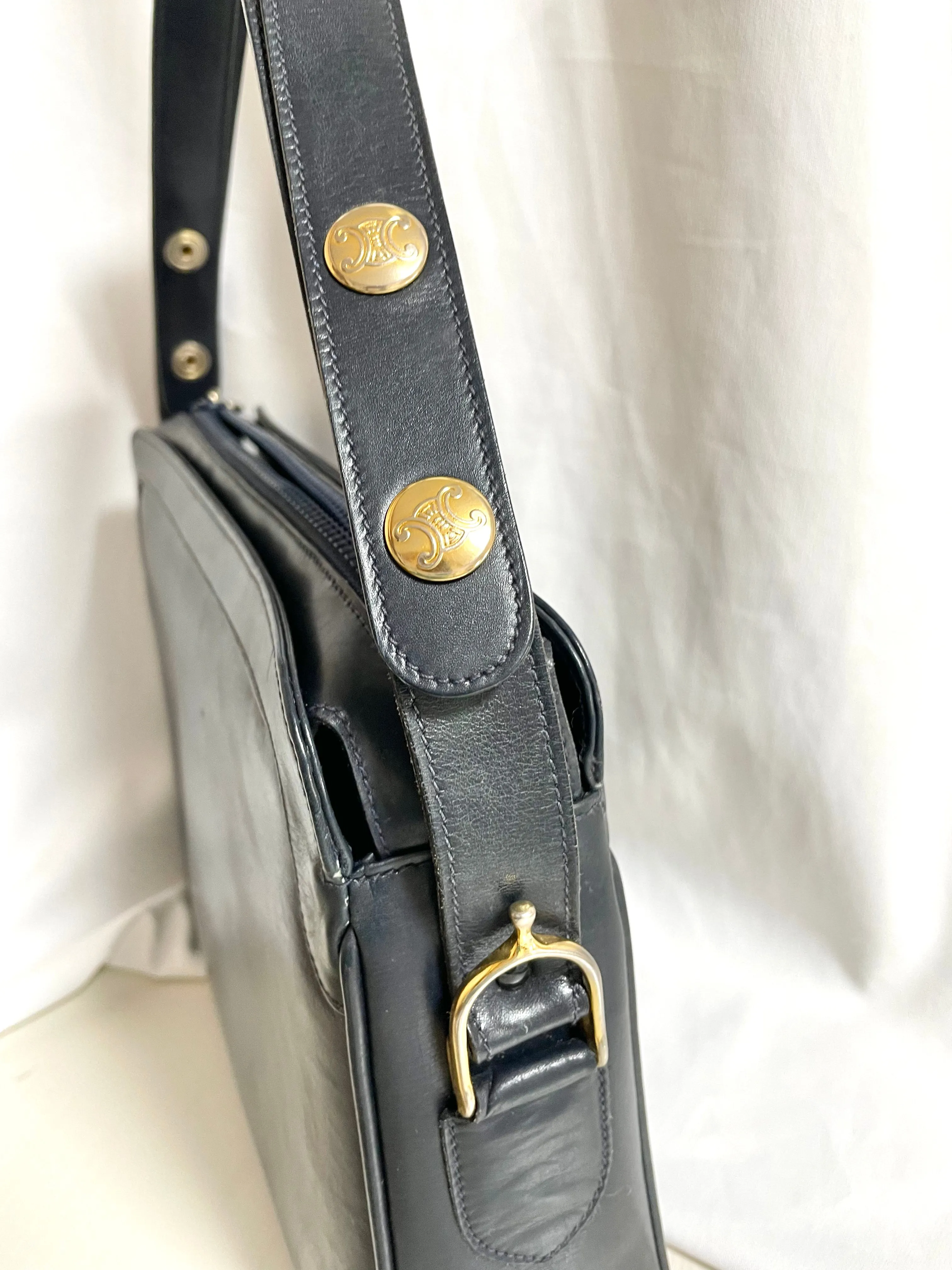 Vintage Celine navy genuine leather shoulder bag with golden logo. Perfect elegance for your daily use. 0410245