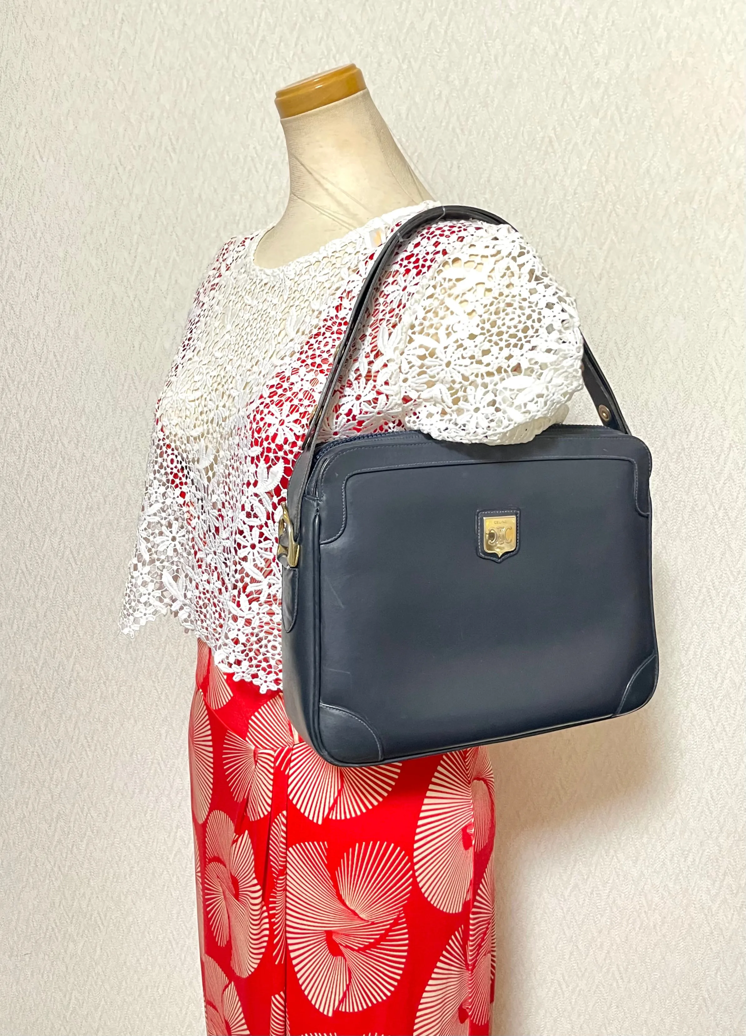 Vintage Celine navy genuine leather shoulder bag with golden logo. Perfect elegance for your daily use. 0410245