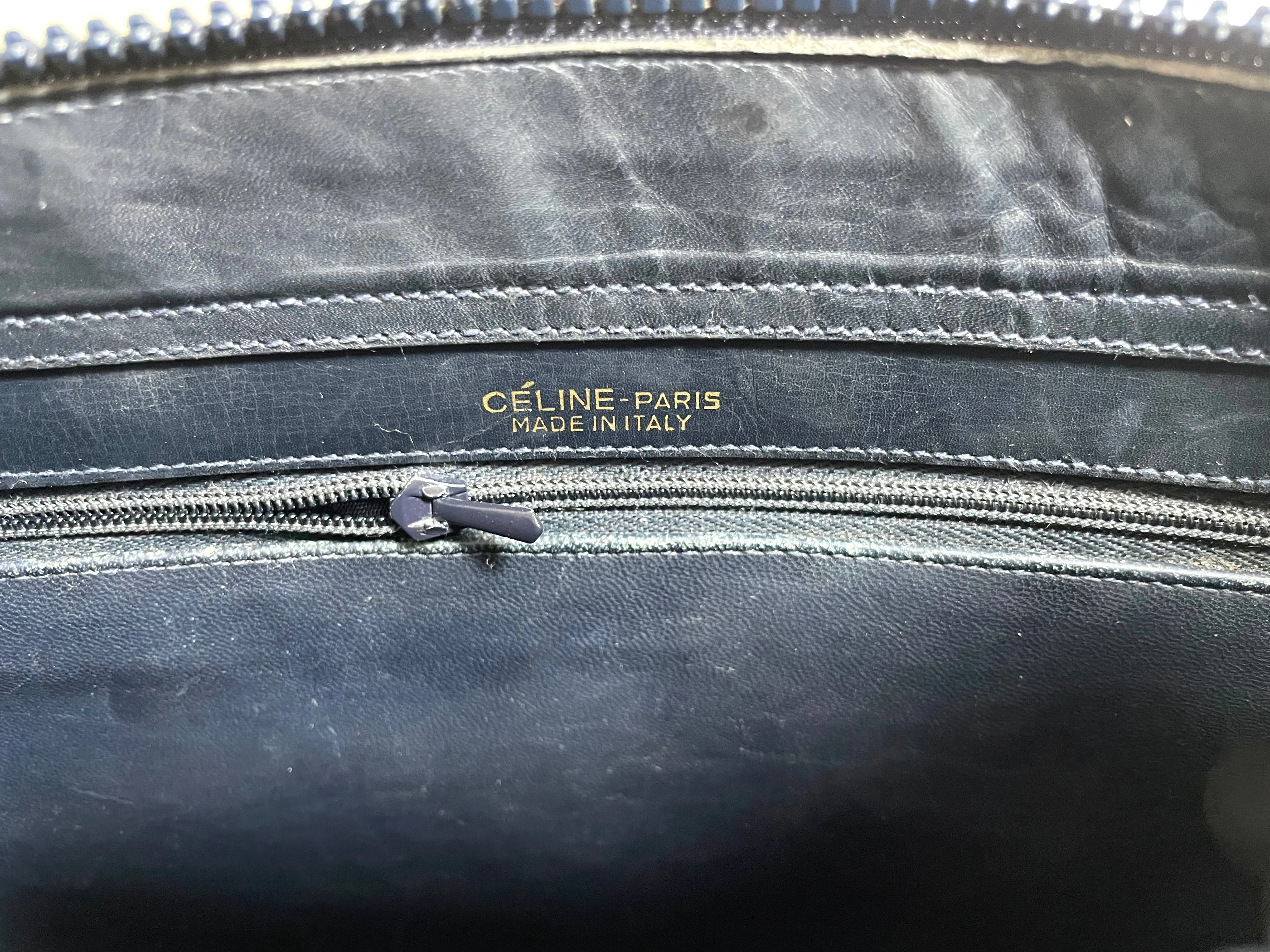 Vintage Celine navy genuine leather shoulder bag with golden logo. Perfect elegance for your daily use. 0410245