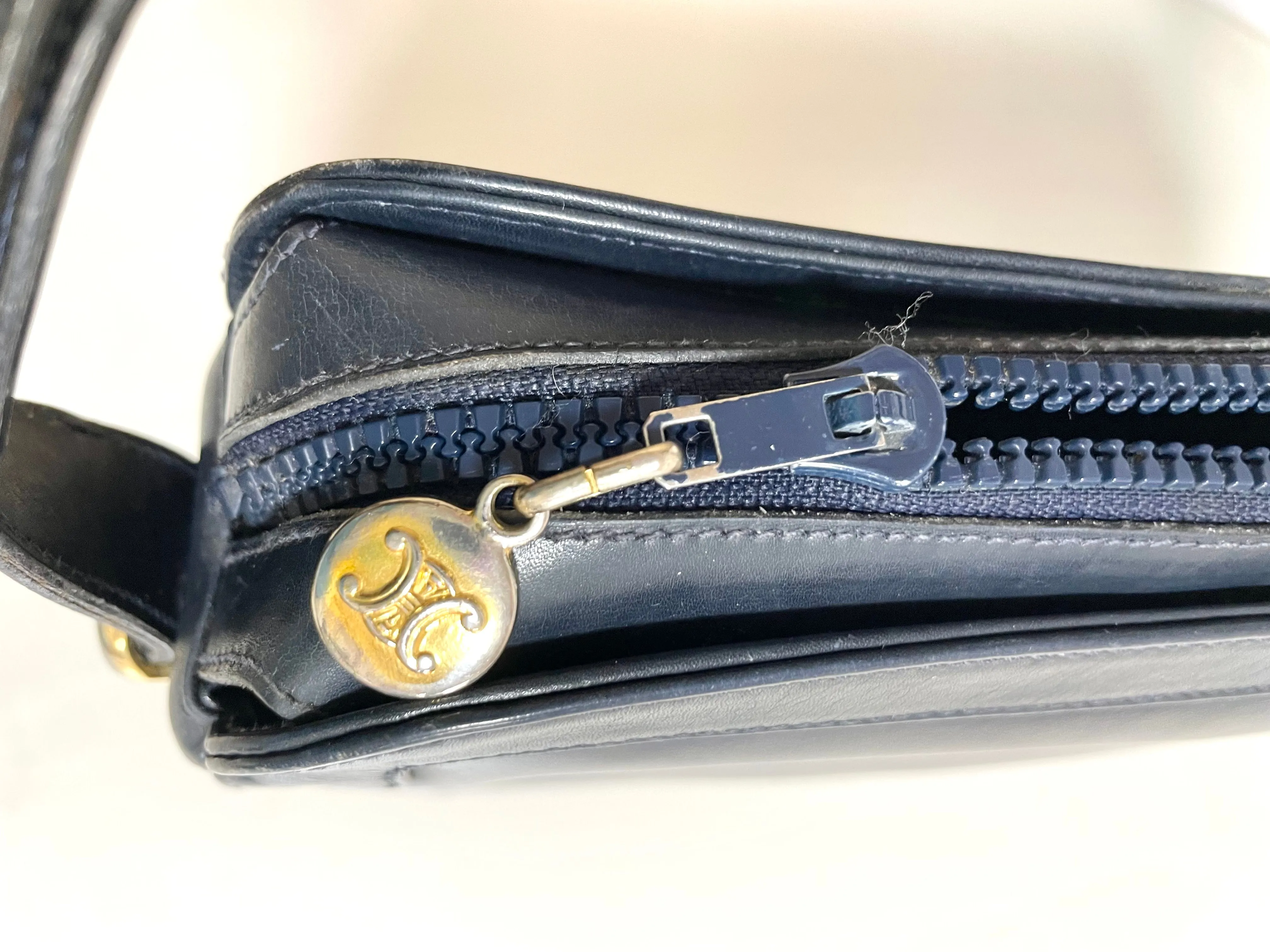 Vintage Celine navy genuine leather shoulder bag with golden logo. Perfect elegance for your daily use. 0410245