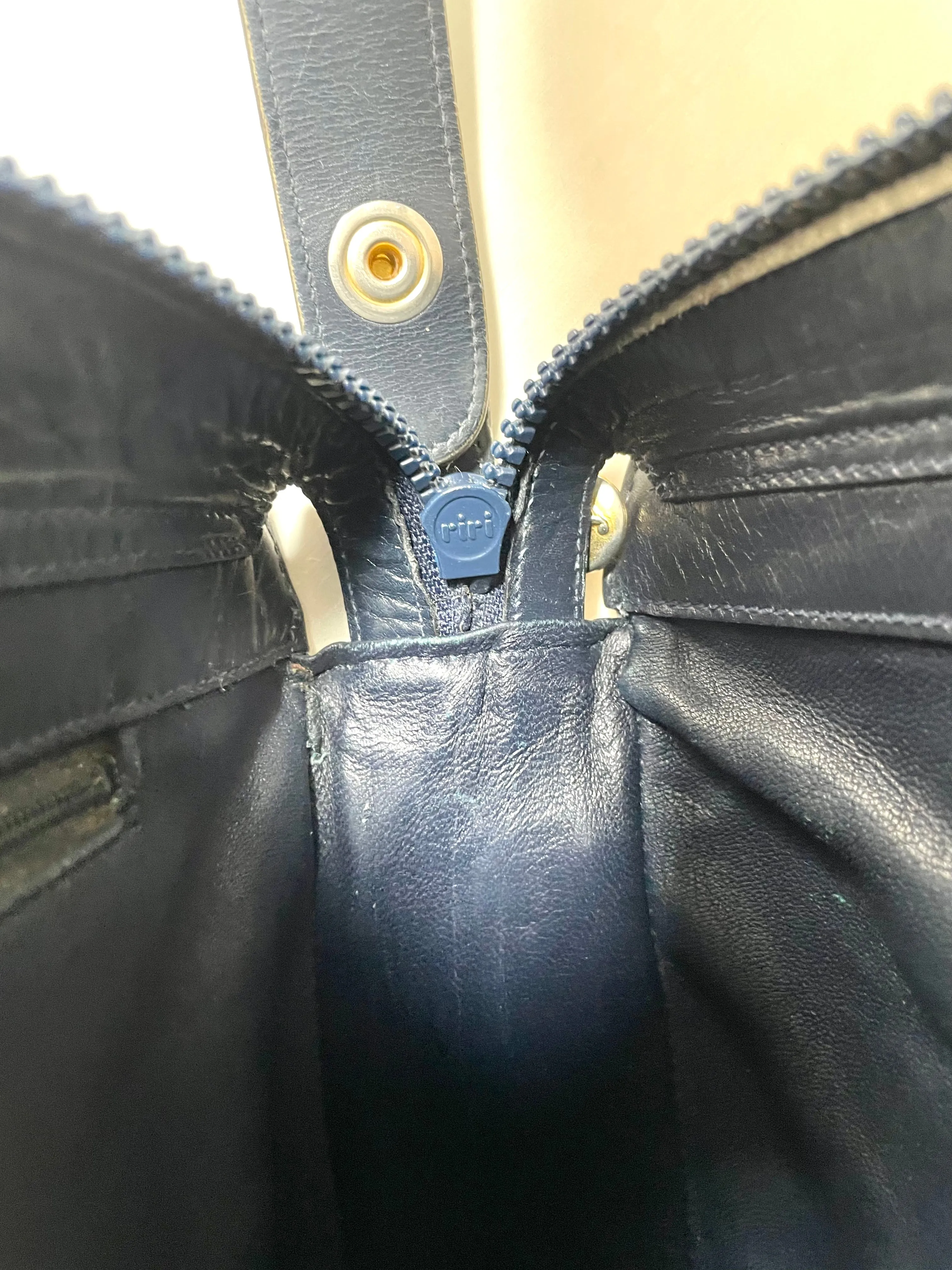 Vintage Celine navy genuine leather shoulder bag with golden logo. Perfect elegance for your daily use. 0410245