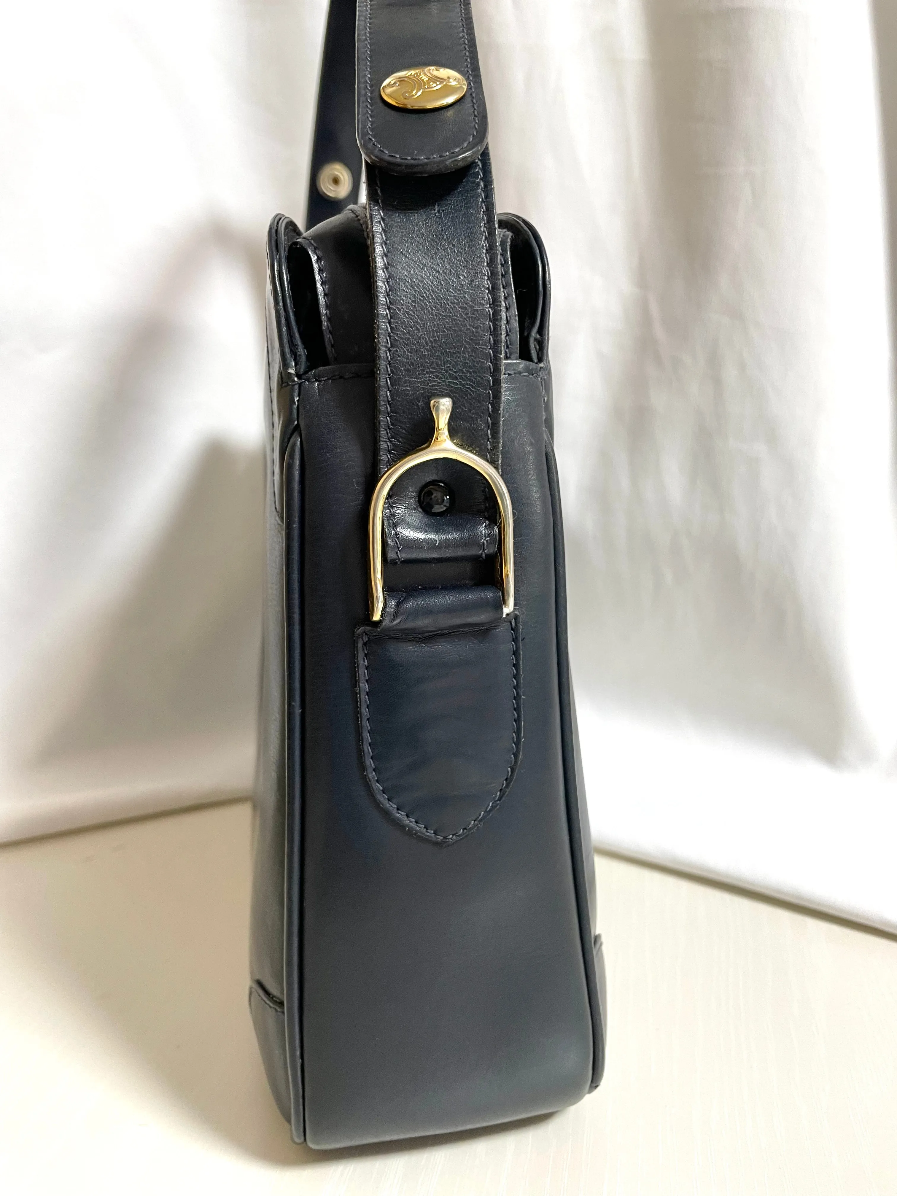 Vintage Celine navy genuine leather shoulder bag with golden logo. Perfect elegance for your daily use. 0410245