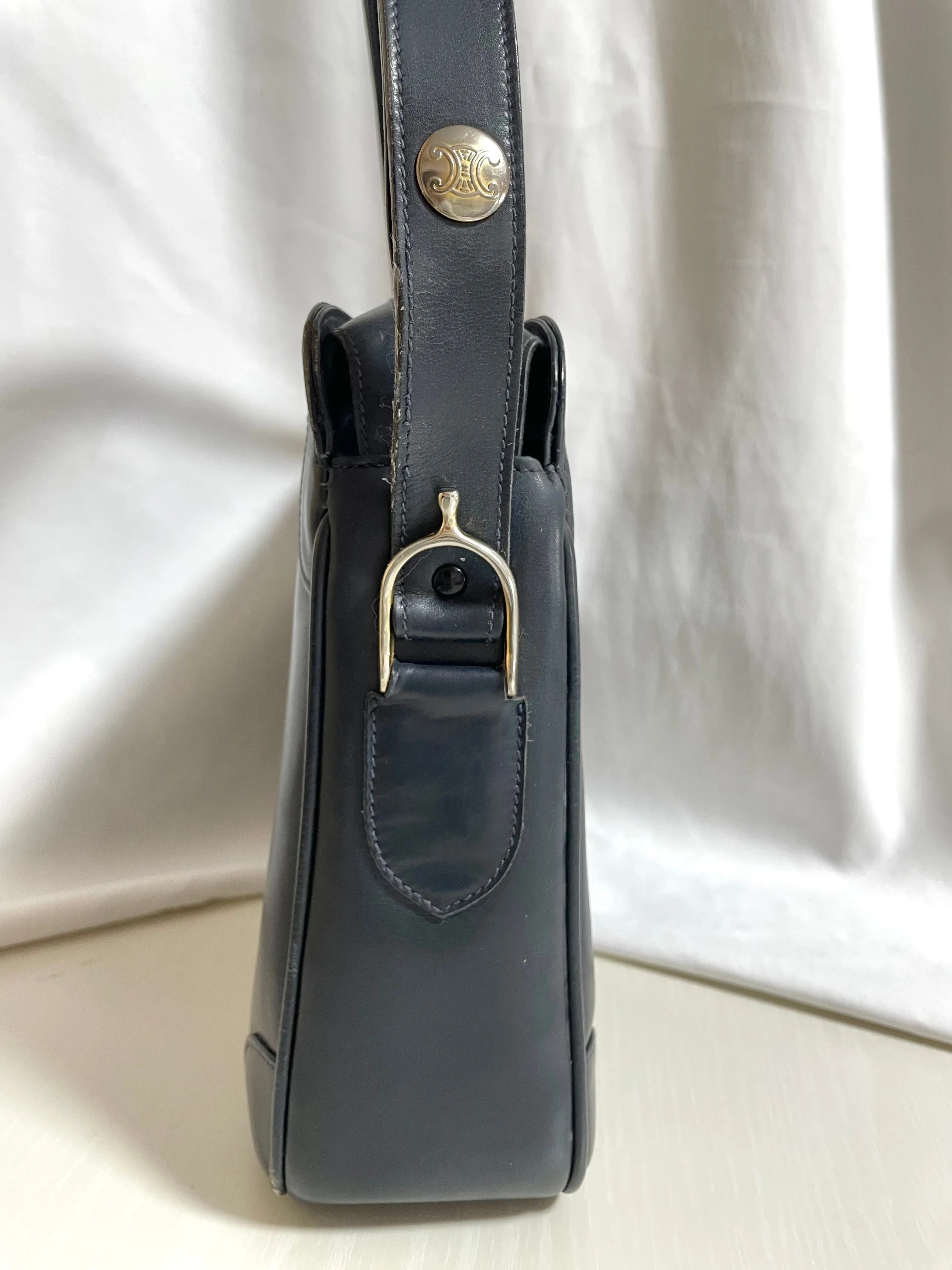 Vintage Celine navy genuine leather shoulder bag with golden logo. Perfect elegance for your daily use. 0410245